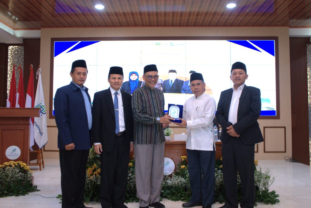 Penyerahan Kenang - Kenangan kepada Pemateri Workshop Bapak Abdul Fikri Anggota Komisi X DPR RI